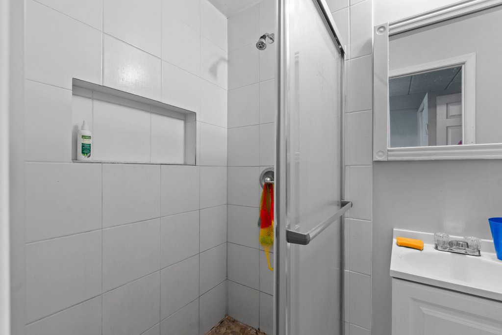 27 Second Rear Shower Stall